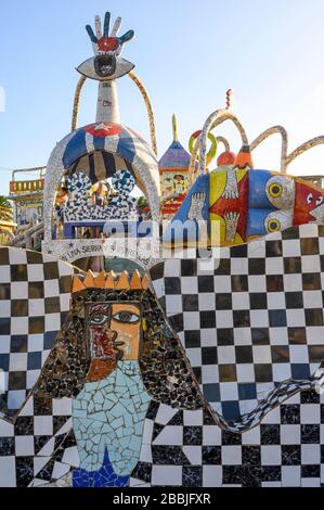 Fusterlandia, installazioni di arte pubblica dell'artista locale José Fuster, con mosaici colorati e stravaganti, Playa de Jaimanitas, Havana, Cuba Foto Stock