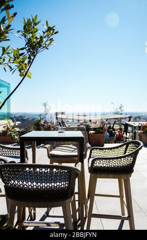 Tavoli e sedie Street Cafe nel Sunny Day Foto Stock