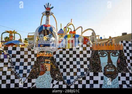 Fusterlandia, installazioni di arte pubblica dell'artista locale José Fuster, con mosaici colorati e stravaganti, Playa de Jaimanitas, Havana, Cuba Foto Stock