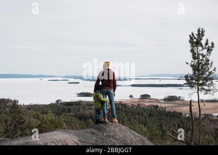 padre e figlio si eran in cima a una collina godendo insieme la vista Foto Stock