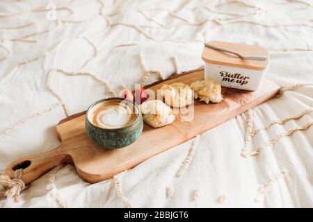 Pigro Domenica colazione a letto Foto Stock