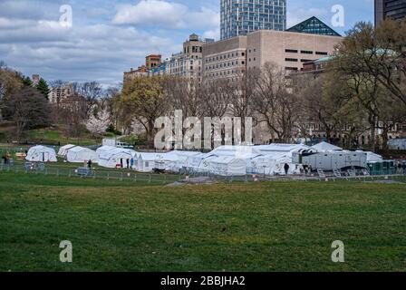 Ospedale di Central Park Field a New York durante la pandemia di coronavirus nel marzo del 2020. Foto Stock