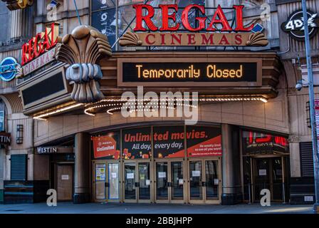 Times Square Movie Theatre New York City durante la pandemia di coronavirus nel marzo del 2020. Foto Stock