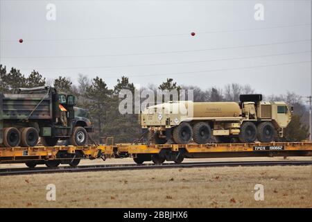 I soldati della 996th Engineer Company e della 327th Engineer Company della Army Reserve hanno caricato le attrezzature e i veicoli per la spedizione ferroviaria il 18 marzo 2020, a Fort McCoy, Wis., in preparazione all'imminente implementazione. I soldati hanno completato il movimento con il supporto del Fort McCoy Logistics Readiness Center (LRC) e della Divisione Trasporti del LRC. Circa 245 pezzi di carico sono stati caricati su 97 vagoni ferroviari pari a 22,4 tonnellate corte. Con lo sforzo non si sono verificati incidenti sulla sicurezza ferroviaria. (STATI UNITI Foto dell'esercito di Scott T. Sturkol, Ufficio Affari pubblici, Fort McCoy, Wis.) Foto Stock