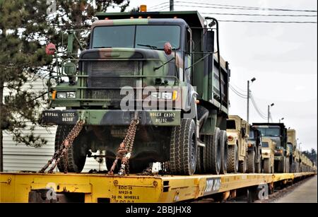 I soldati della 996th Engineer Company e della 327th Engineer Company della Army Reserve hanno caricato le attrezzature e i veicoli per la spedizione ferroviaria il 18 marzo 2020, a Fort McCoy, Wis., in preparazione all'imminente implementazione. I soldati hanno completato il movimento con il supporto del Fort McCoy Logistics Readiness Center (LRC) e della Divisione Trasporti del LRC. Circa 245 pezzi di carico sono stati caricati su 97 vagoni ferroviari pari a 22,4 tonnellate corte. Con lo sforzo non si sono verificati incidenti sulla sicurezza ferroviaria. (STATI UNITI Foto dell'esercito di Scott T. Sturkol, Ufficio Affari pubblici, Fort McCoy, Wis.) Foto Stock