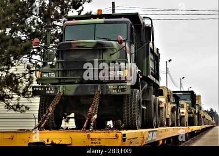 I soldati della 996th Engineer Company e della 327th Engineer Company della Army Reserve hanno caricato le attrezzature e i veicoli per la spedizione ferroviaria il 18 marzo 2020, a Fort McCoy, Wis., in preparazione all'imminente implementazione. I soldati hanno completato il movimento con il supporto del Fort McCoy Logistics Readiness Center (LRC) e della Divisione Trasporti del LRC. Circa 245 pezzi di carico sono stati caricati su 97 vagoni ferroviari pari a 22,4 tonnellate corte. Con lo sforzo non si sono verificati incidenti sulla sicurezza ferroviaria. (STATI UNITI Foto dell'esercito di Scott T. Sturkol, Ufficio Affari pubblici, Fort McCoy, Wis.) Foto Stock