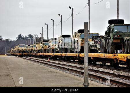 I soldati della 996th Engineer Company e della 327th Engineer Company della Army Reserve hanno caricato le attrezzature e i veicoli per la spedizione ferroviaria il 18 marzo 2020, a Fort McCoy, Wis., in preparazione all'imminente implementazione. I soldati hanno completato il movimento con il supporto del Fort McCoy Logistics Readiness Center (LRC) e della Divisione Trasporti del LRC. Circa 245 pezzi di carico sono stati caricati su 97 vagoni ferroviari pari a 22,4 tonnellate corte. Con lo sforzo non si sono verificati incidenti sulla sicurezza ferroviaria. (STATI UNITI Foto dell'esercito di Scott T. Sturkol, Ufficio Affari pubblici, Fort McCoy, Wis.) Foto Stock