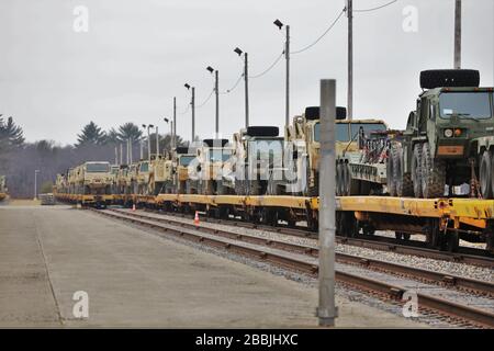 I soldati della 996th Engineer Company e della 327th Engineer Company della Army Reserve hanno caricato le attrezzature e i veicoli per la spedizione ferroviaria il 18 marzo 2020, a Fort McCoy, Wis., in preparazione all'imminente implementazione. I soldati hanno completato il movimento con il supporto del Fort McCoy Logistics Readiness Center (LRC) e della Divisione Trasporti del LRC. Circa 245 pezzi di carico sono stati caricati su 97 vagoni ferroviari pari a 22,4 tonnellate corte. Con lo sforzo non si sono verificati incidenti sulla sicurezza ferroviaria. (STATI UNITI Foto dell'esercito di Scott T. Sturkol, Ufficio Affari pubblici, Fort McCoy, Wis.) Foto Stock