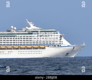 Fort Lauderdale, Florida, Stati Uniti. 31st marzo 2020. La nave da crociera di Royal Caribbean Adventure of the Seas è ancorata mentre attende una spiaggia della Florida dopo che il direttore del porto per Port Everglades ha detto che è stato catturato completamente alla cieca oggi come un'altra nave Crusie la Principessa della Corona è arrivata con l'equipaggio che ha bisogno di medevac. Il 31 marzo 2020 a Fort Lauderdale, Florida People: Avventura dei mari Credit: Storms Media Group/Alamy Live News Foto Stock