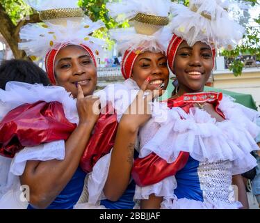 Donne in abiti decorativi festival, l'Avana, Cuba Foto Stock