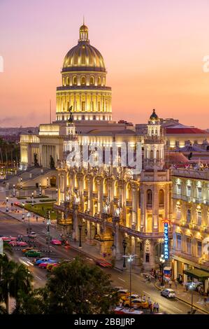 Parque Centrale con El Capitolio o il Campidoglio, Gran Teatro de la Habana, e l'Hotel Inglaterra, l'Avana, Cuba Foto Stock