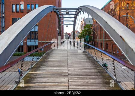 Ponte di Kibbelsteg sul canale di Brooksfleet nel quartiere dei magazzini di Speicherstadt nella città di Amburgo, Germania Foto Stock