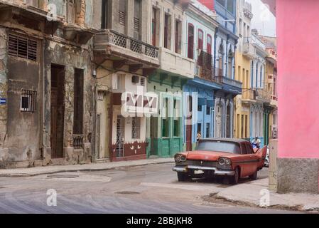 Le auto classiche e la fantastica architettura fanno parte della vita quotidiana a l'Avana, Cuba Foto Stock