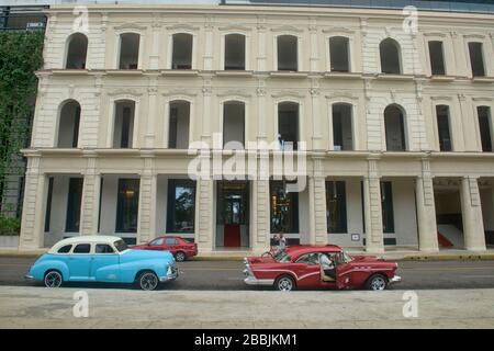 Le auto classiche e l'architettura fantastica fanno parte della vita quotidiana a l'Avana, Cuba Foto Stock