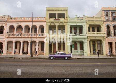 Le auto classiche e l'architettura fantastica fanno parte della vita quotidiana a l'Avana, Cuba Foto Stock