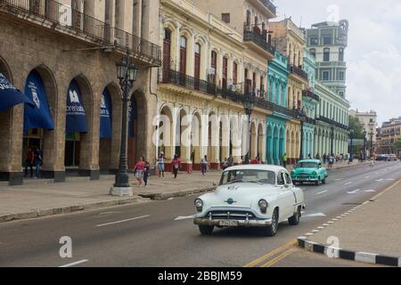 Le auto classiche e l'architettura fantastica fanno parte della vita quotidiana a l'Avana, Cuba Foto Stock