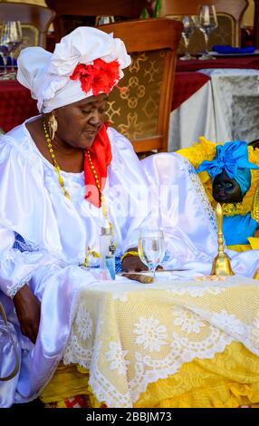 Santeria soothsayer, Plaza de la Catedral, l'Avana, Cuba Foto Stock