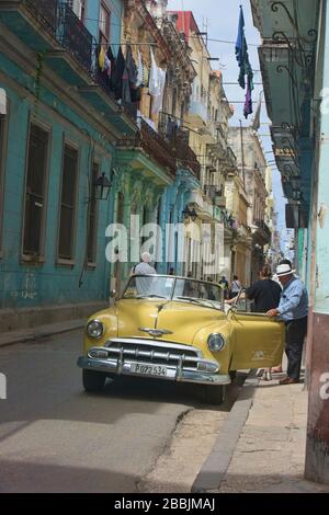 Le auto classiche e l'architettura fantastica fanno parte della vita quotidiana a l'Avana, Cuba Foto Stock