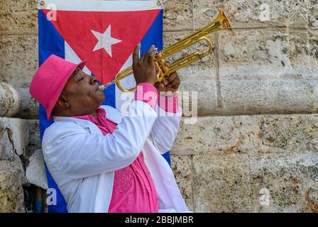 Tromba a l'Avana, Vieja con bandiera, Cuba Foto Stock