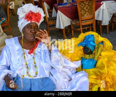 Santeria soothsayer, Plaza de la Catedral, l'Avana, Cuba Foto Stock