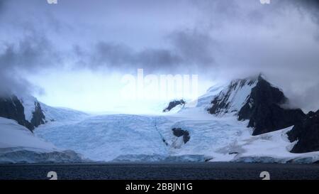 Ghiacciaio che incontra il mare, Penisola Antartica Foto Stock