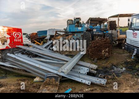 Camion, trattori e altre parti metalliche abbandonate in un cantiere di rottami vicino Sierra de Fuentes, Extremadura, Spagna. Foto Stock