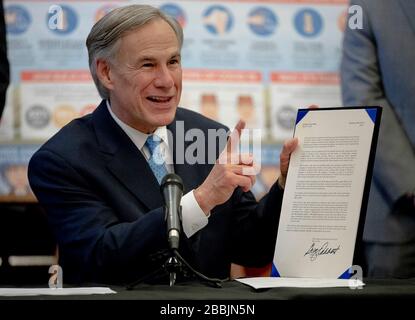 Austin, Texas, Stati Uniti. 31st Mar, 2020. Texas Gov. Greg Abbott fa riferimento al suo ordine esecutivo durante una conferenza stampa al Campidoglio dello Stato sulla risposta dello Stato al coronavirus di martedì 31 marzo 2020, ad Austin, Texas. Credit: Nick Wagner/AAS/POOL/ZUMA Wire/Alamy Live News Foto Stock