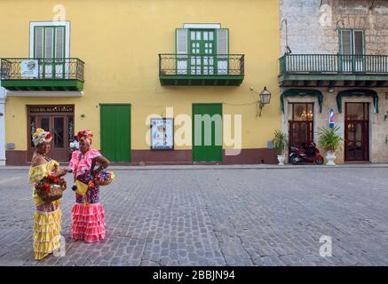 Colorato señoras, l'Avana Vecchia, Cuba Foto Stock