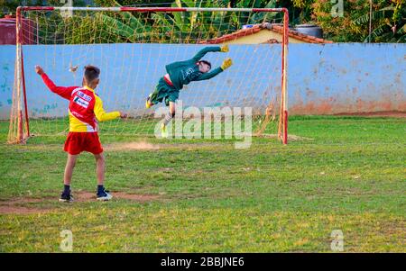 Ragazzi che giocano a calcio, Vinales, Pinar del Rio Province, Cuba Foto Stock