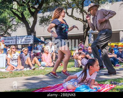 New Orleans, Louisiana, Stati Uniti - 19/10/2014: Ballerini e la folla al Crescent City Blues and barbecue Festival di Lafayette SquareCA Foto Stock