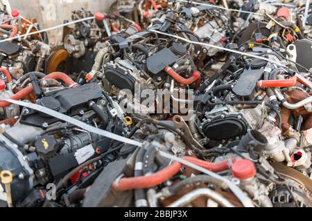 Dettaglio di alcuni motori di veicoli in un cantiere Foto Stock