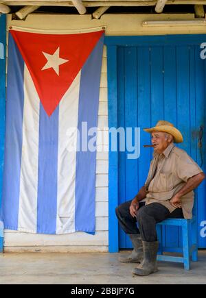 Lavoratori agricoli con bandiera cubana, in fattoria biologica, Vinales, Pinar del Rio Provincia, Cuba Foto Stock