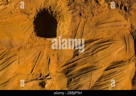 Petroglifi, o forse scanalature usate per l'affilatura degli utensili, scolpiti dai popoli ancestrali del Pueblo, lungo il Sentiero Petroglyph in Chaco Culture National His Foto Stock