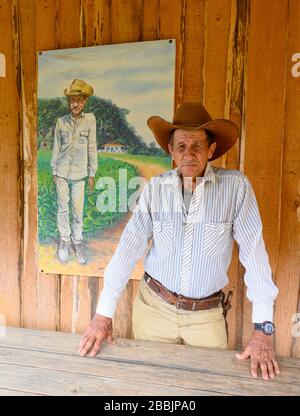 Lavoratore agricolo con ritratto di se stesso, in fattoria biologica, Vinales, Pinar del Rio Provincia, Cuba Foto Stock