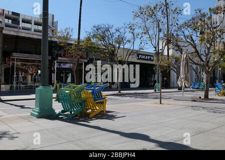 Santa Monica, CA/USA - 21 marzo 2020: Third Street Promenade è chiusa durante la quarantena del coronavirus Foto Stock