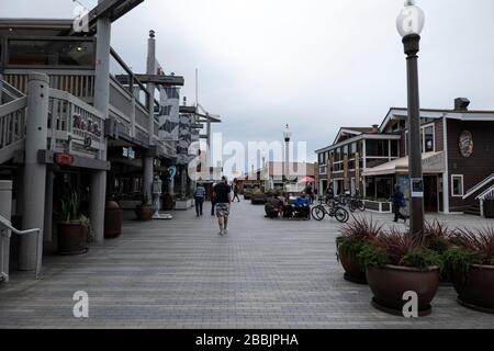 Redondo Beach, CA/USA - 27 marzo 2020: Il molo di Redondo Beach è quasi deserto durante la pausa coronavirus Foto Stock