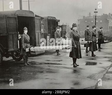 American Red Cross Motor Corps on Duty durante l'epidemia di influenza, St. Louis, Missouri, USA, American National Red Cross Photograph Collection, ottobre 1918 Foto Stock