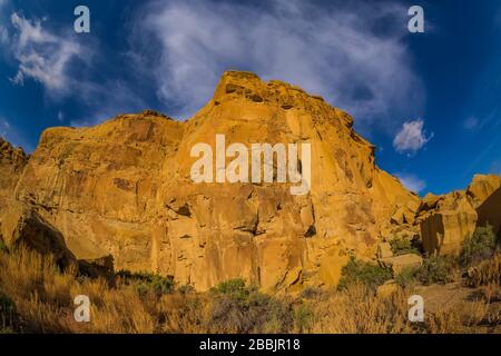 Rock Cliff dietro Pueblo Bonito nel Chaco Culture National Historical Park, New Mexico, USA Foto Stock