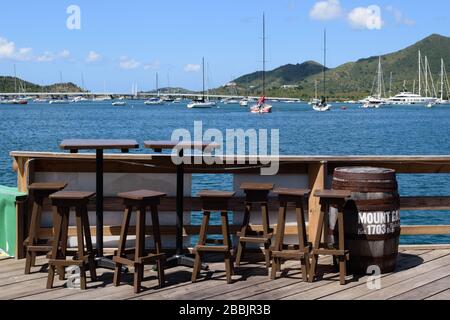 Impatto della pandemia sui Caraibi: Normalmente occupato, i tavoli al SMYC Bar & Restaurant sono vuoti mentre chiusi a fine marzo, aprile e maggio 2020 Foto Stock