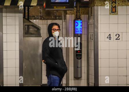 New York, NEW YORK, EUA. 31st Mar, 2020. Le persone che indossano maschere mediche sono viste nella metropolitana di New York durante la Covid-19 Coronavirus Pandemic negli Stati Uniti. Credit: Vanessa Carvalho/ZUMA Wire/Alamy Live News Foto Stock