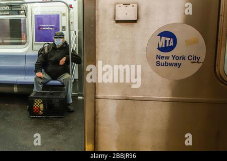 New York, NEW YORK, EUA. 31st Mar, 2020. Guida nella metropolitana di New York durante Coronavirus Covid-19 Pandemic negli Stati Uniti. Credit: Vanessa Carvalho/ZUMA Wire/Alamy Live News Foto Stock