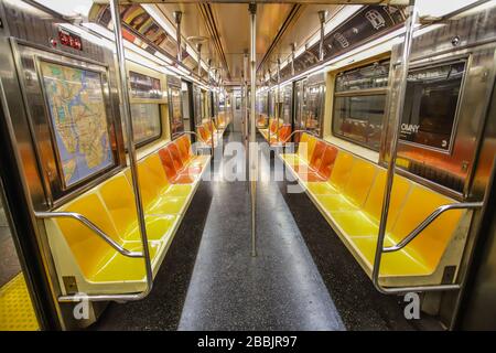 New York, NEW YORK, EUA. 31st Mar, 2020. Guida nella metropolitana di New York durante Coronavirus Covid-19 Pandemic negli Stati Uniti. Credit: Vanessa Carvalho/ZUMA Wire/Alamy Live News Foto Stock