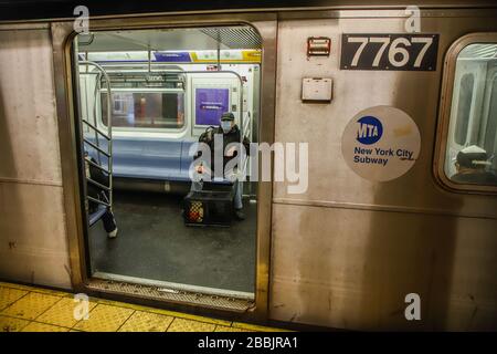 New York, NEW YORK, EUA. 31st Mar, 2020. Guida nella metropolitana di New York durante Coronavirus Covid-19 Pandemic negli Stati Uniti. Credit: Vanessa Carvalho/ZUMA Wire/Alamy Live News Foto Stock