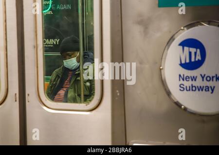 New York, NEW YORK, EUA. 31st Mar, 2020. Guida nella metropolitana di New York durante Coronavirus Covid-19 Pandemic negli Stati Uniti. Credit: Vanessa Carvalho/ZUMA Wire/Alamy Live News Foto Stock