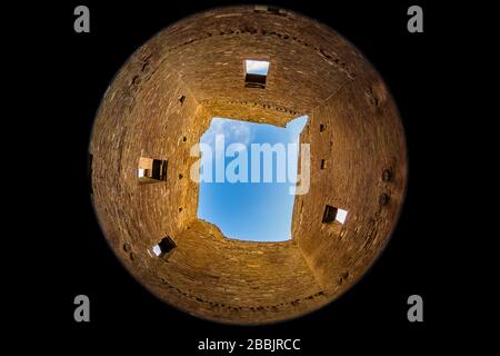 Lente fisheye vista delle pareti in muratura di edifici, costituito da arenaria e Malta di fango con pavimenti a più piani supportati da vegas, creato da ancestr Foto Stock