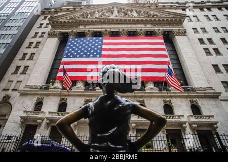 New York, NEW YORK, EUA. 31st Mar, 2020. Si vedono persone che indossano maschere mediche di fronte alla Borsa di Wall Street nel quartiere finanziario di New York City durante la pandemia di Coronavirus Covid-19 negli Stati Uniti. Credit: Vanessa Carvalho/ZUMA Wire/Alamy Live News Foto Stock