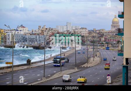 Il giorno della tempesta soffia onde sul Malecon, Centro, l'Avana, Cuba Foto Stock