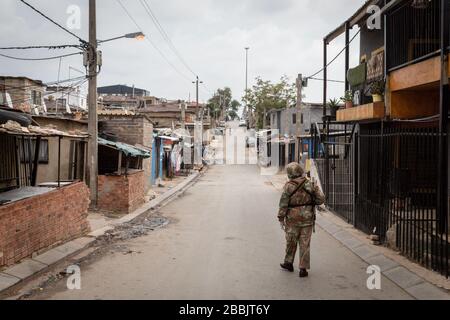 Johannesburg, Sudafrica. 31st Mar, 2020. Un soldato pattuglia su una strada a Johannesburg, Sud Africa, 31 marzo 2020. Il presidente sudafricano Cyril Ramaphosa lunedì ha difeso il blocco nazionale di 21 giorni contro la pandemia di coronavirus, iniziata giovedì a mezzanotte, affermando che è "assolutamente necessario". Credit: Yeshiel Panchia/Xinhua/Alamy Live News Foto Stock