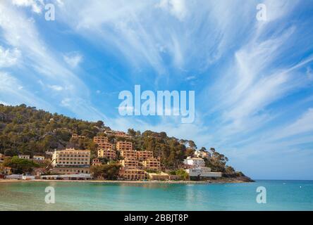 Baia blu e resort di Port de Soller a Maiorca Spagna Foto Stock