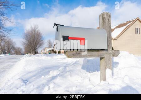 Una cassetta postale domestica sepolta nella neve dopo una tempesta di neve Foto Stock